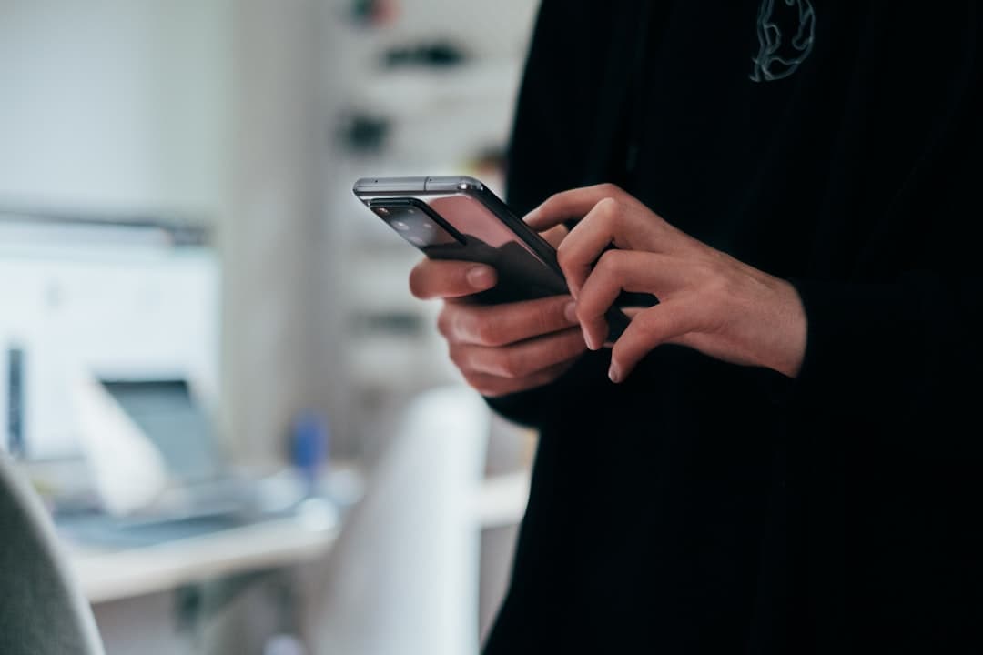 Elde tutulan telefonda mobil uygulama testi yapılırken
